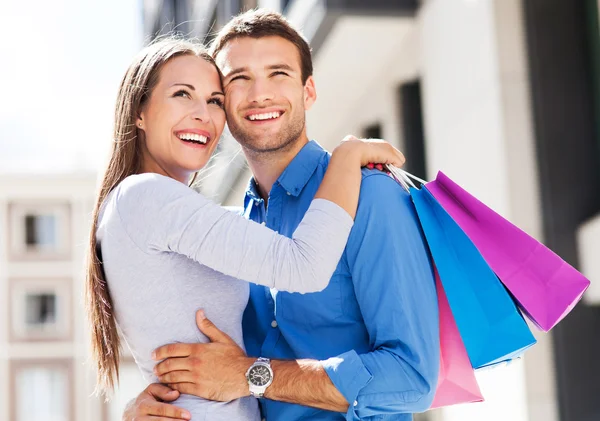 Jeune couple shopping — Photo