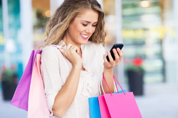 Mulher atraente compras — Fotografia de Stock