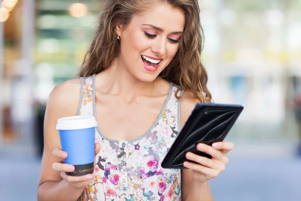 Mujer joven usando tableta digital —  Fotos de Stock