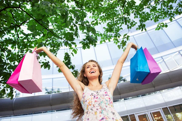 Kvinna som håller i shoppingväskor — Stockfoto