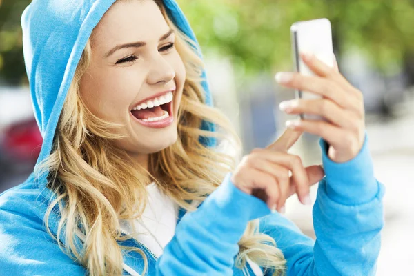 Nő, boldog, gazdaság, telefon — Stock Fotó