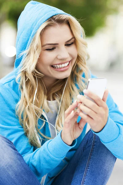 Femme heureuse, tenant le téléphone — Photo