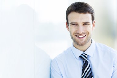 gülümseyen genç işadamı