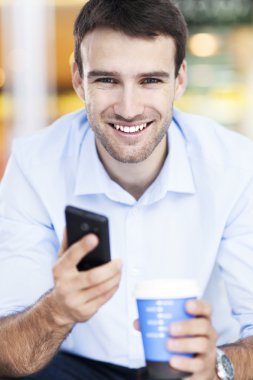 kahve ve cep telefonu