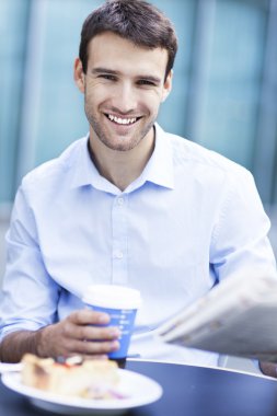 adam açık kafe
