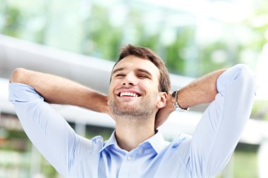 Eller başının arkasına adam