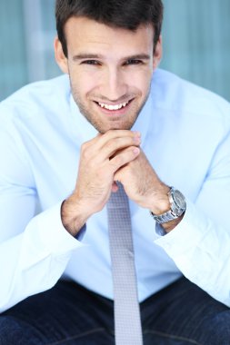 Yakışıklı genç adam.