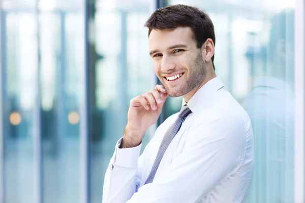 Jovem empresário sorrindo — Fotografia de Stock