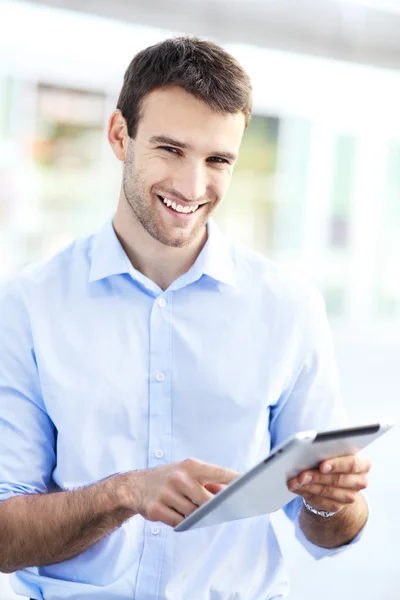 Homem segurando tablet digital — Fotografia de Stock