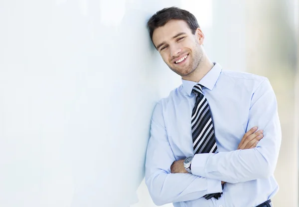 Jovem empresário sorrindo — Fotografia de Stock