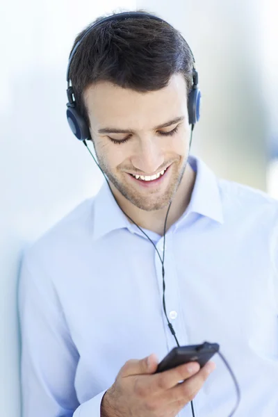 Man die naar muziek luistert — Stockfoto