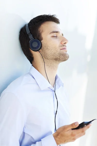 Человек слушает музыку — стоковое фото