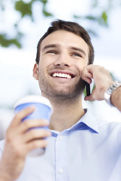 Uomo con caffè e cellulare — Foto Stock