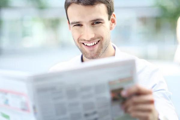 Homme d'affaires lisant le journal — Photo