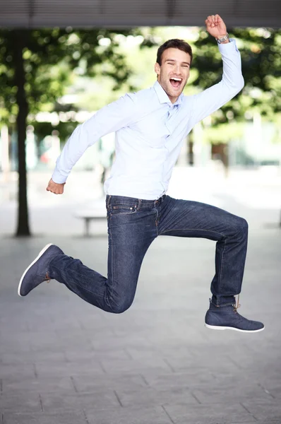 Mann springt vor Freude — Stockfoto