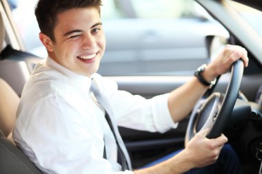 adam araba göz kırptı