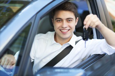 yeni bir arabanın genç erkekle