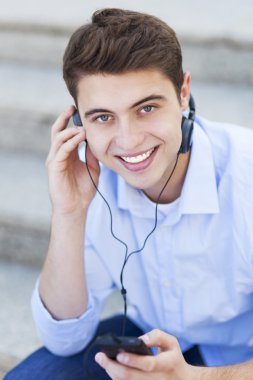 Genç adam müzik dinliyor.