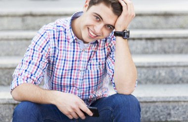 gülümseyen genç adam