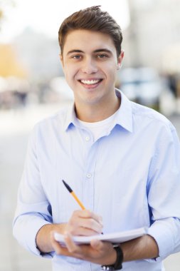 gülümseyen erkek öğrenci