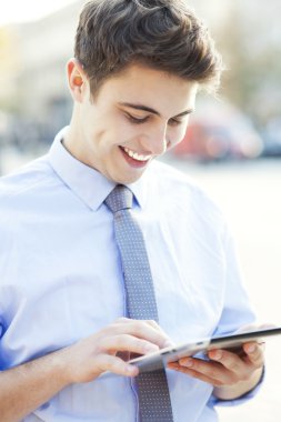 Elinde dijital tablet tutan genç adam
