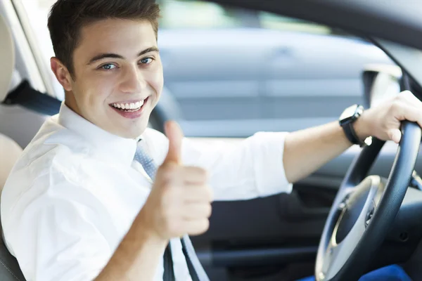 Hombre en un coche con los pulgares arriba — Foto de Stock