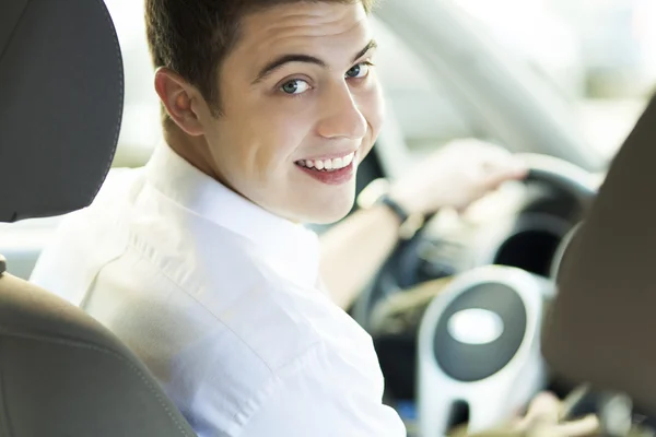 Młody człowiek siedzący w samochodzie — Zdjęcie stockowe