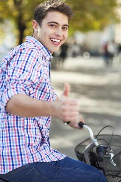 Hombre montando una bicicleta en la ciudad — Foto de Stock