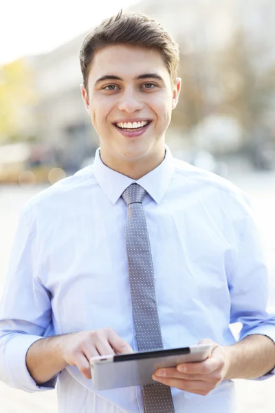 Jongeman met digitale tablet — Stockfoto