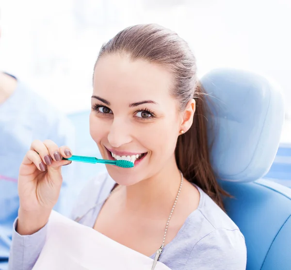 Пациентка чистит зубы — стоковое фото