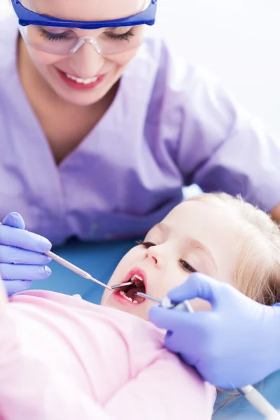 Dentista esaminando ragazza — Foto Stock