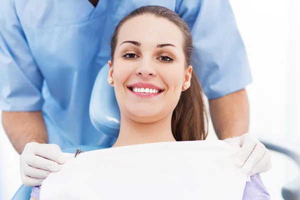 Mulher no consultório do dentista — Fotografia de Stock