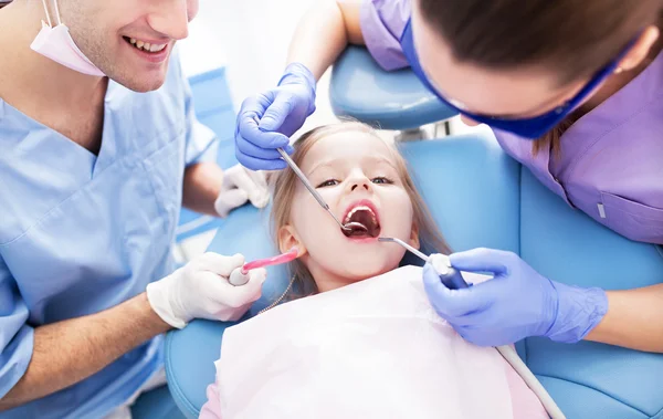 Girl having teeth examined at dentists — Stock Photo, Image