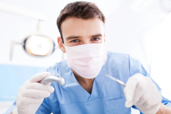 Dentysta gospodarstwa Sprzęt stomatologiczny — Zdjęcie stockowe