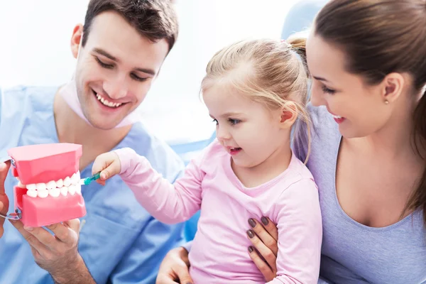 Dentista ensinar menina como escovar os dentes Imagens De Bancos De Imagens