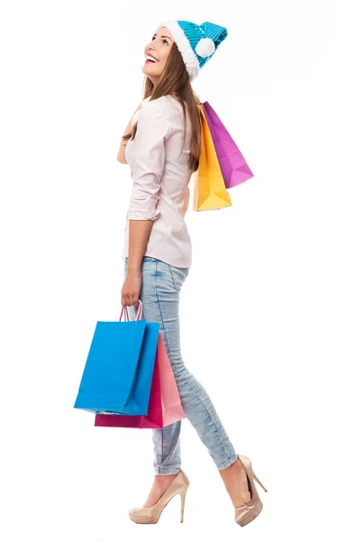 Vrouw dragen KERSTMUTS houden shopping tassen — Stockfoto