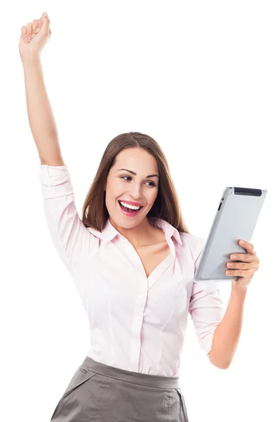 Femme heureuse tenant tablette numérique — Photo