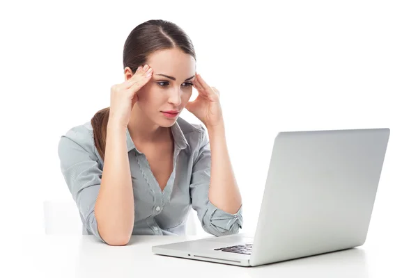 Frustrovaný žena zírala na laptop obrazovky — Stock fotografie