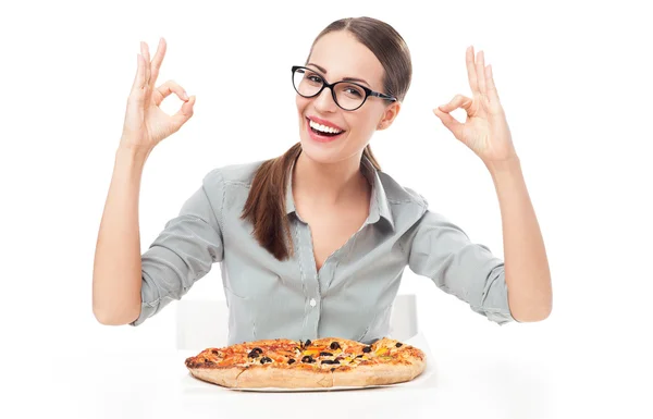 Kvinna äter pizza — Stockfoto