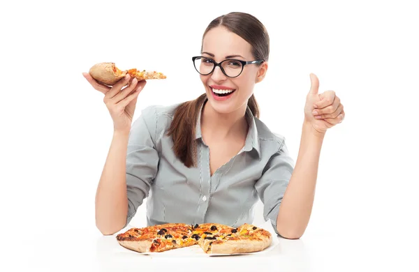 Kvinna äter pizza — Stockfoto