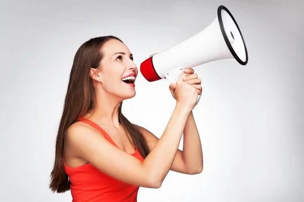 Mulher gritando através de megafone — Fotografia de Stock