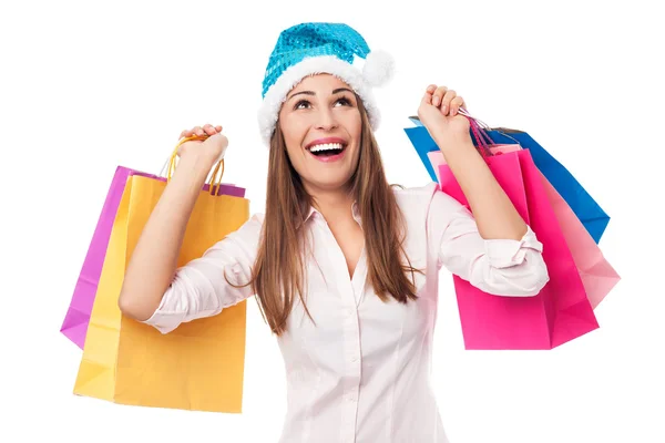 Alışveriş torbaları holding Noel Baba şapkası giyen kadın Stok Resim