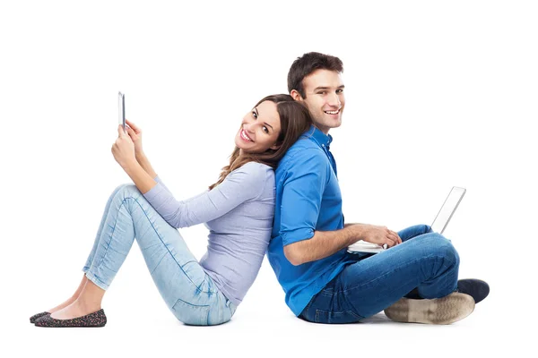 Casal com laptop e tablet digital — Fotografia de Stock