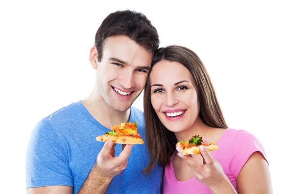 Jeune couple manger de la pizza — Photo