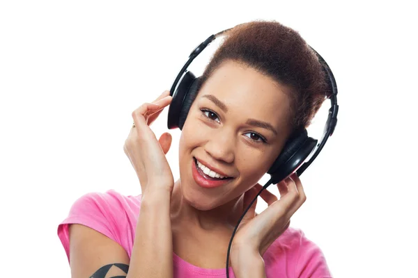 Kvinna lyssna till hörlurar — Stockfoto