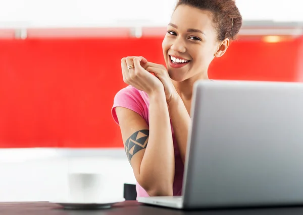 Mulher com laptop — Fotografia de Stock