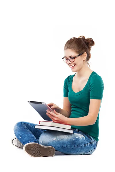 Mädchen sitzt mit digitalem Tablet — Stockfoto