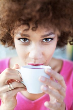 kadın ve çay