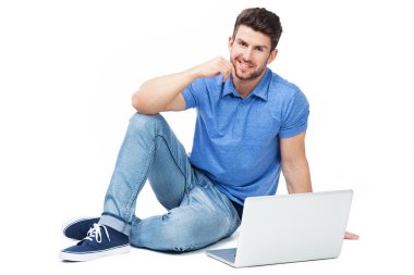 Dizüstü bilgisayarı olan adam