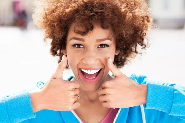 Belle femme afro-américaine — Photo